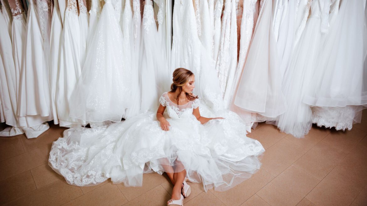 Jak Wybrać Idealną Suknię Ślubną- Porady dla Przyszłych Panien Młodych