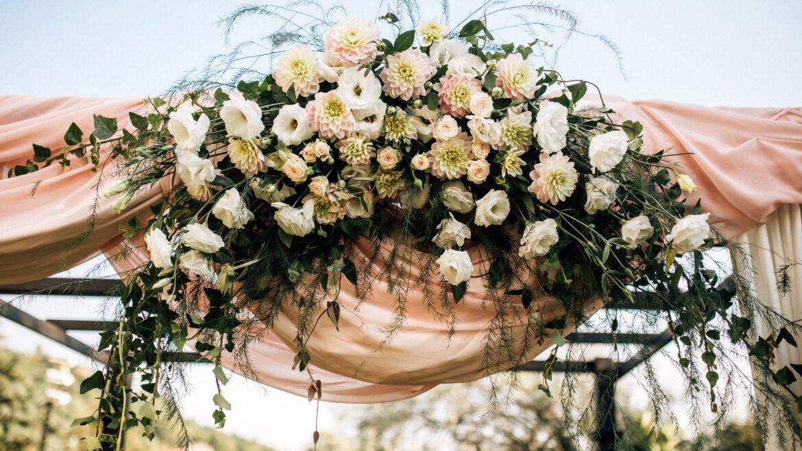 Trendy w Dekoracjach Ślubnych na Sezon 2023- Inspiracje Dla Przyszłych Nowożeńców